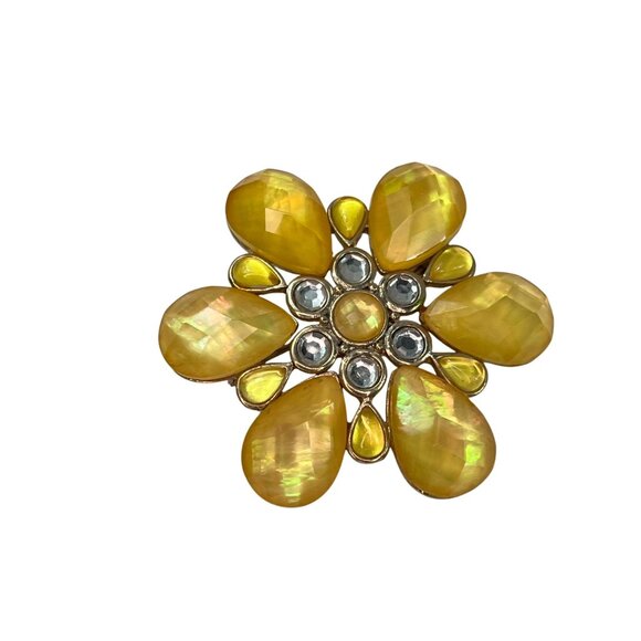 Vintage Trifari Yellow Faceted & Clear Acrylic Flower Gold Tone Brooch - Picture 2 of 10